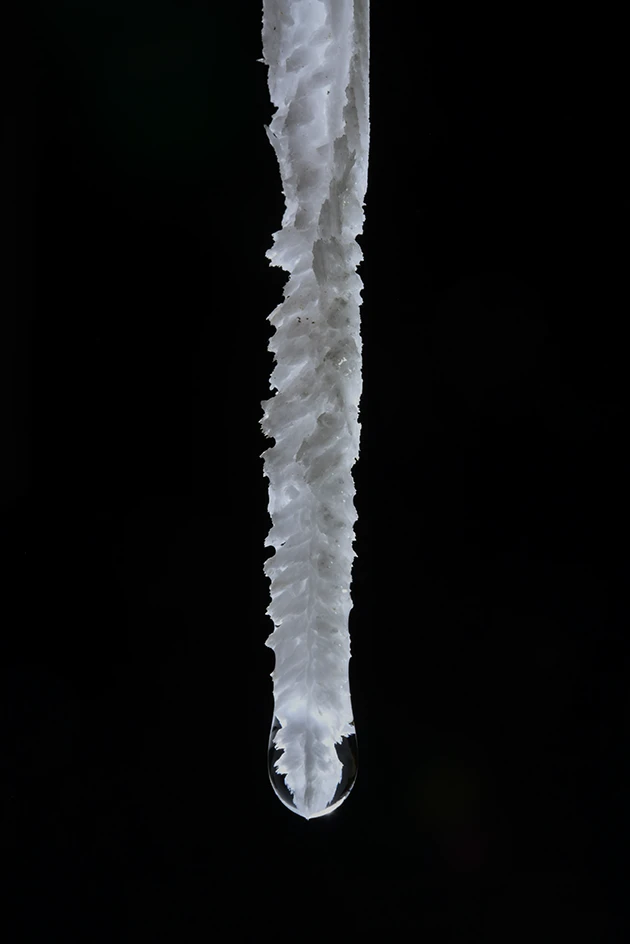 photo d'une stalactite apparente à une stalactite de sel sur fond noir